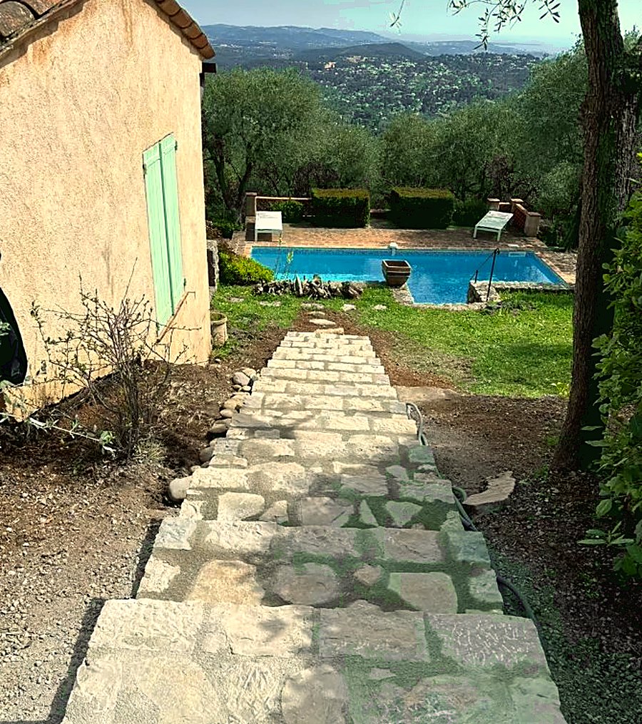 Allée en pierre et accès piscine avec vue panoramique