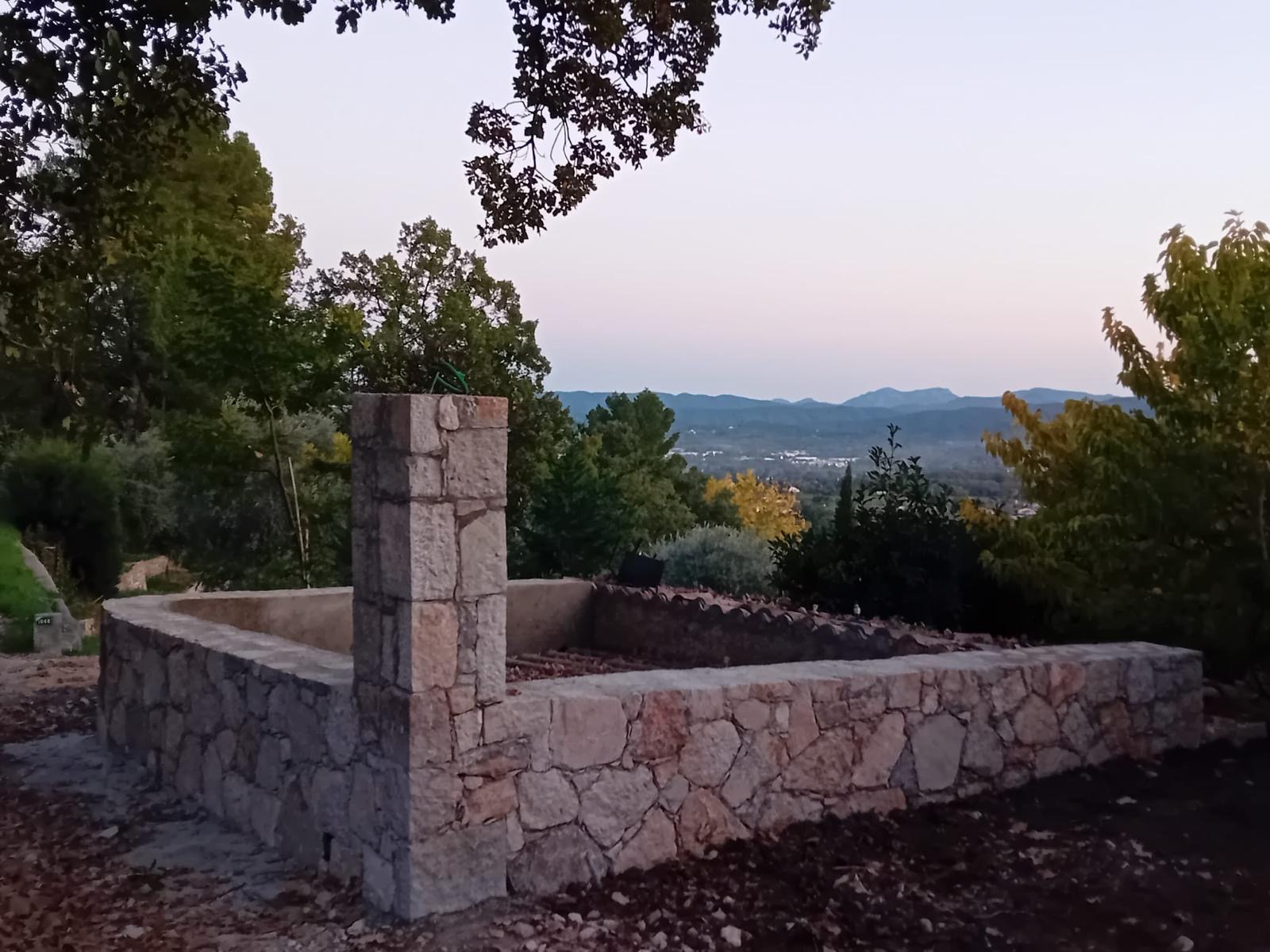 Mur en pierre naturelle — construction en pierre